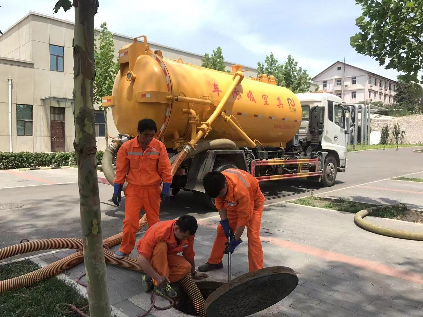 金口河管道疏通车停在窨井附近