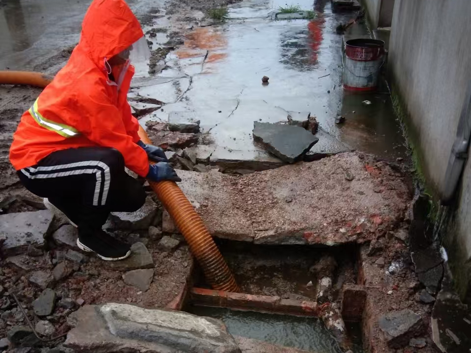 金口河专业清理污水池 炜誉市政以规范流程守护城市 “肠道”